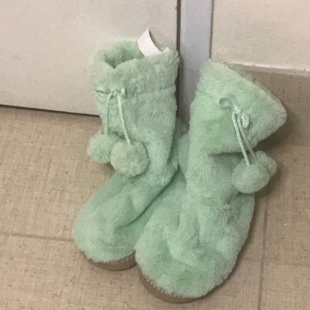 New Mint slippers with snowballs size 5/6 small size - Picture 2 of 8